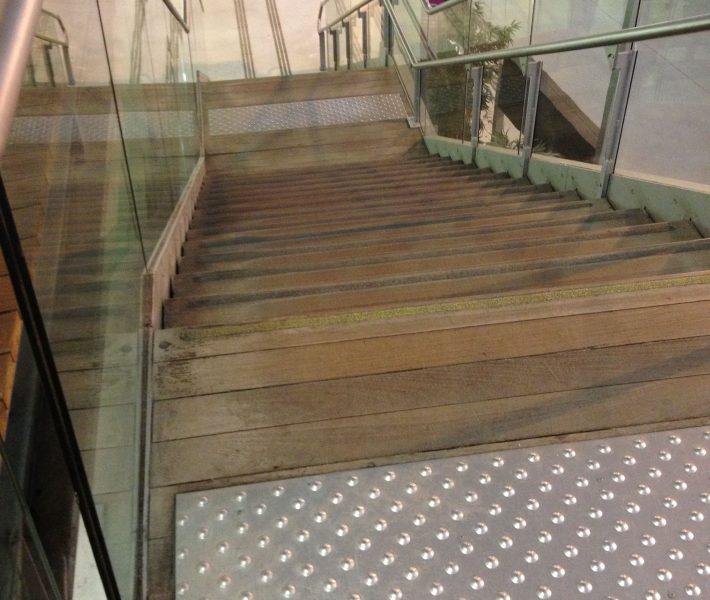 Bande podotactile escalier